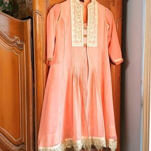 KURTA, formal little girls, peach. No size, guessing about a 6. Enbroidery lace.
